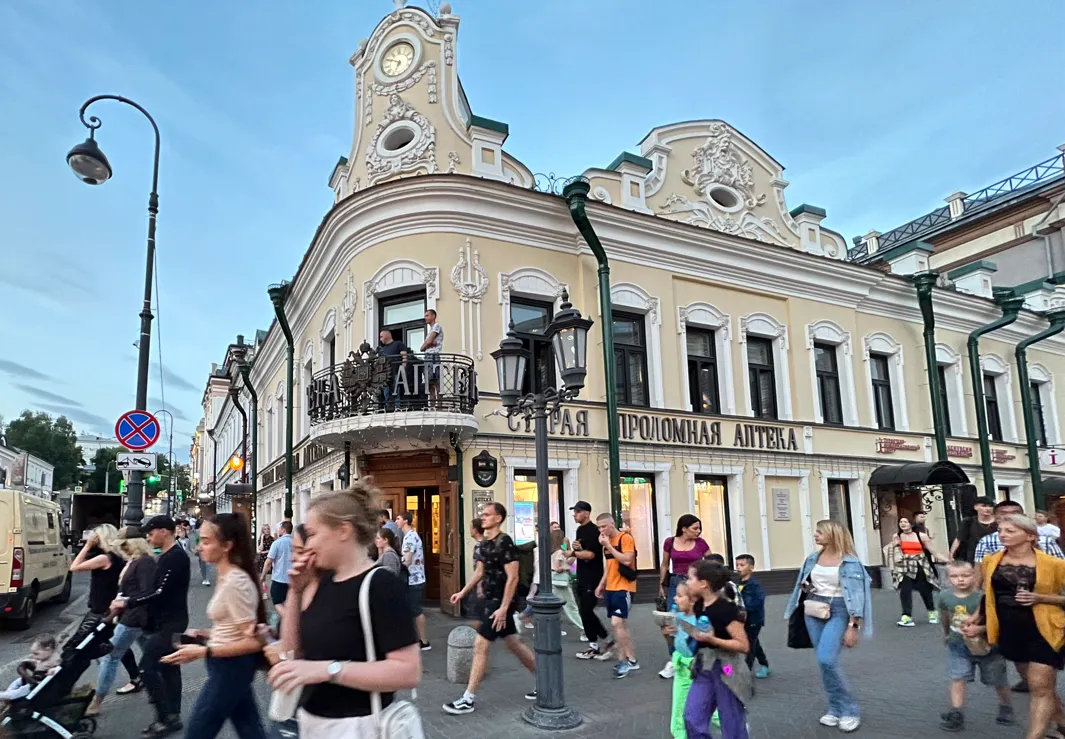 Здесь располагается аптека - и сейчас, и 100 лет назад. Фото: Урбан Медиа