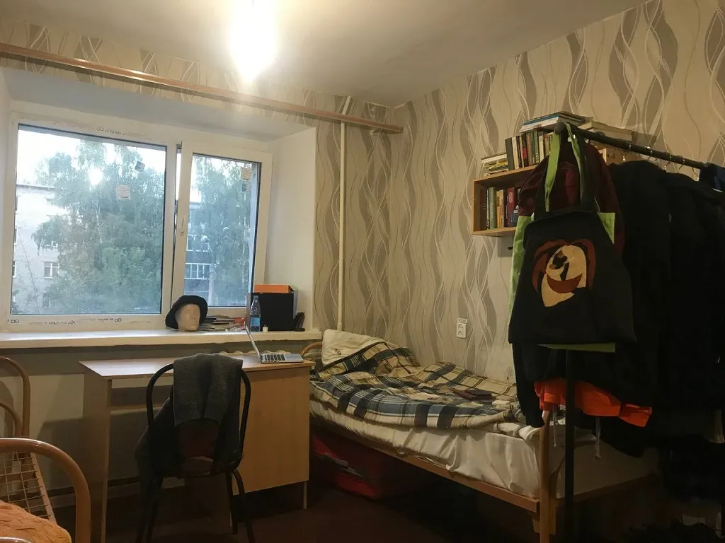 В общежитии на улице Аделя Кутуя, 2Б много неудобств — нет холодильников, стиральных машин, микроволновок.