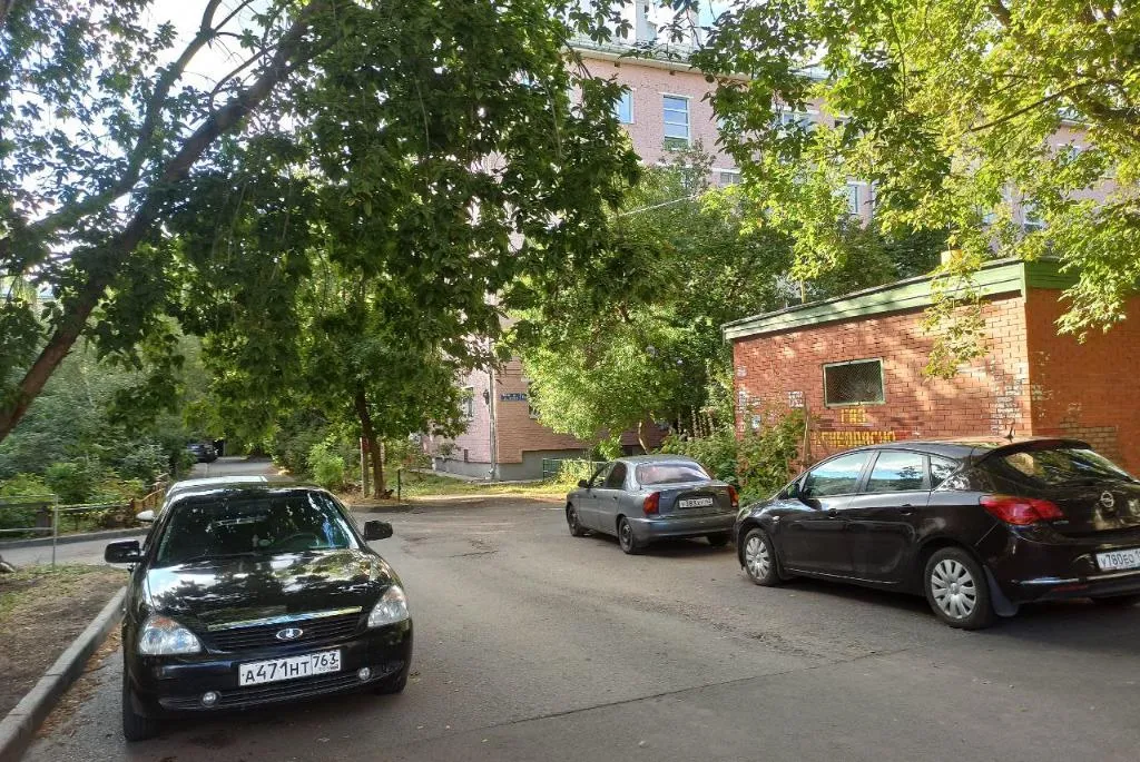 Так выглядит въезд во двор с видом на дом, в котором я живу.