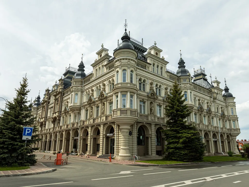 ЖК «Дворцовая набережная» идеально вписывается в архитектуру исторического центра. Правда, цены на жилье там отнюдь не идеальные. Фото: Урбан Медиа