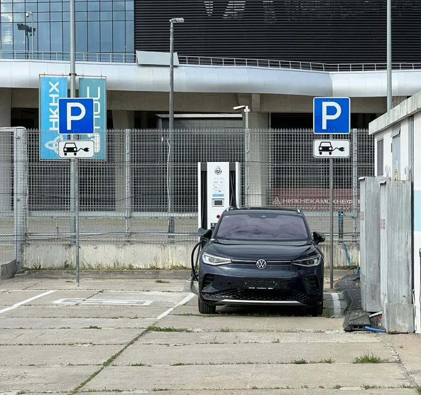 Чтобы зарядить мой автомобиль до 80%, нужно потратить примерно 650-700 рублей. Этой электроэнергии мне хватит на 2-3 дня. Фото предоставлено героем статьи.