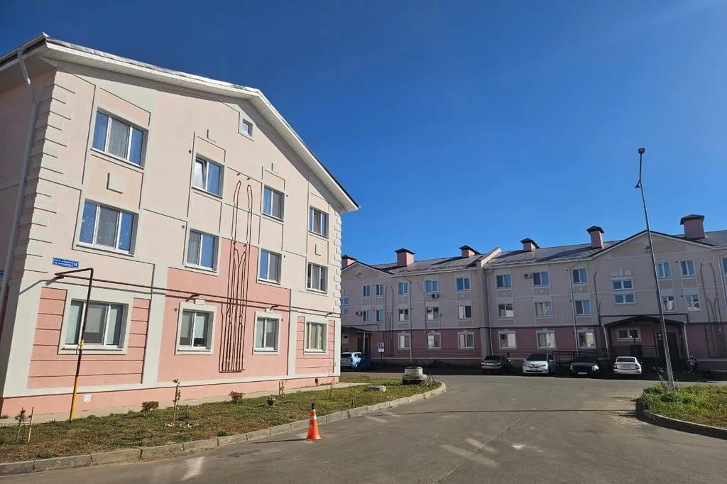 Комплекс состоит из трехэтажных домов, не кричащих и ярких, а примерно в одной цветовой гамме, даже есть какой-то европейский вайб. Фото предоставлено героем статьи