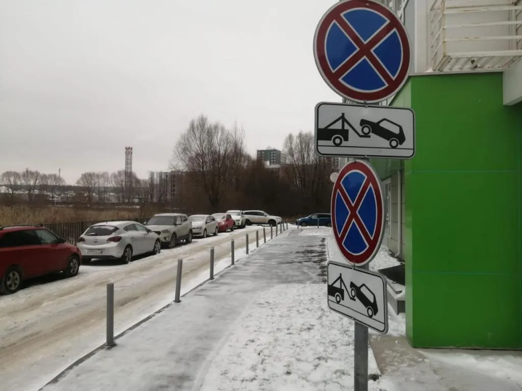По всему комплексу стоят знаки парковаться запрещено, поэтому найти место для машины достаточно сложно.