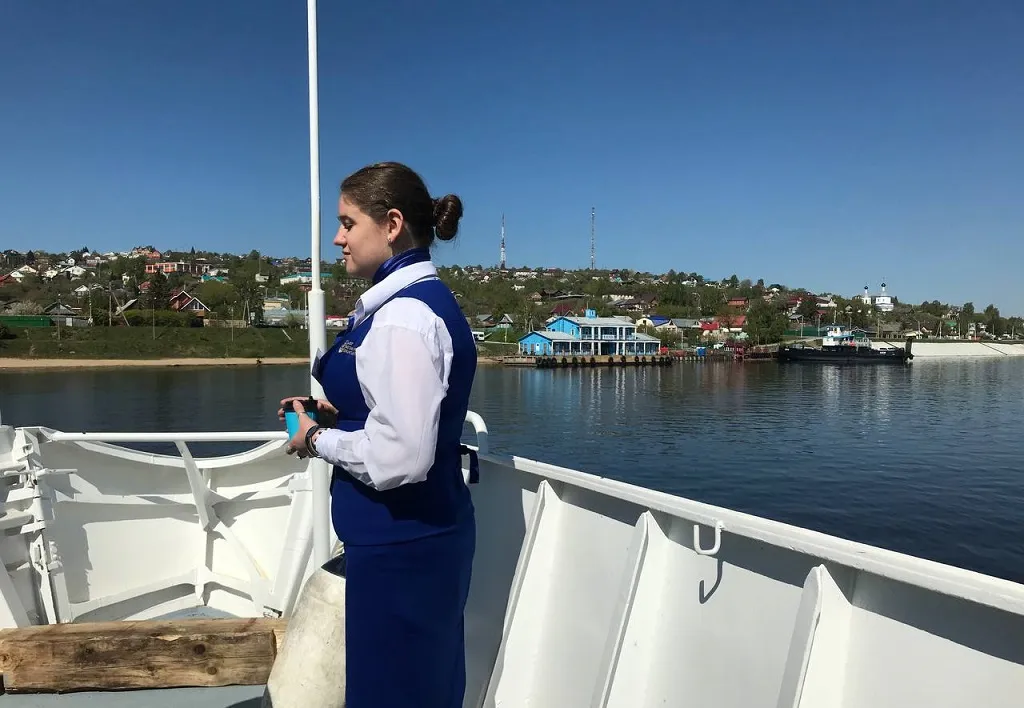 При входе на борт встречали радушные бортпроводник — те самые, которые были обучены «Аэрофлотом», и сразу по отплытию предлагали бесплатные горячие напитки — такая услуга будет доступна всем пассажирам. Фото: Урбан Медиа
