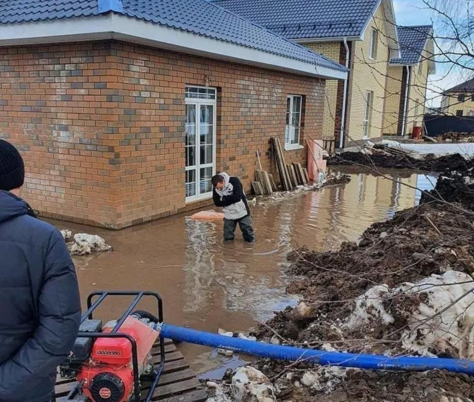 Если покупаете участок зимой, то важно обратиться к специалисту, чтобы проверить, не находится ли дом в низине. Иначе вас ждет такая же ситуация, как на фото с домами в Новых Салмачах.
