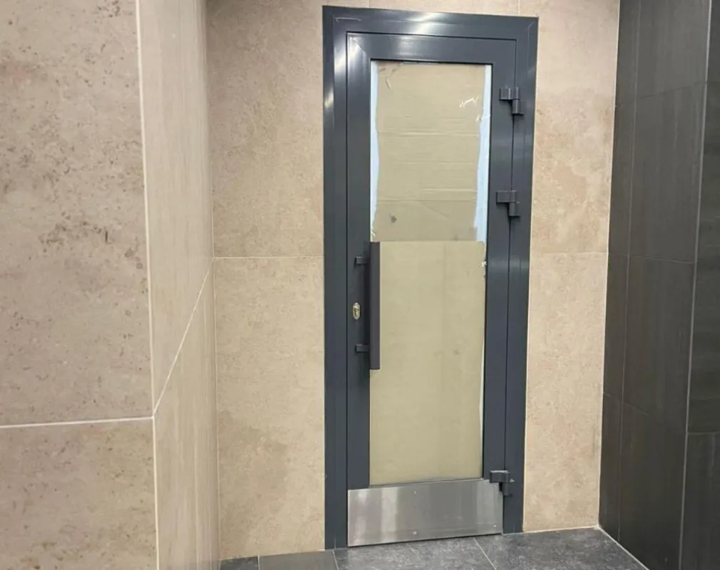 За этой дверью в жилом комплексе живут гастарбайтеры, которые работают на УК.