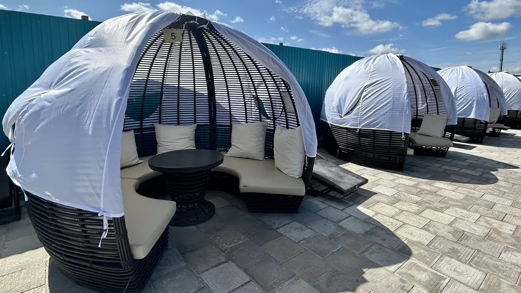 Аренда такого шатра в vip-зоне стоит 1200 рублей в час. Фото: Урбан Медиа