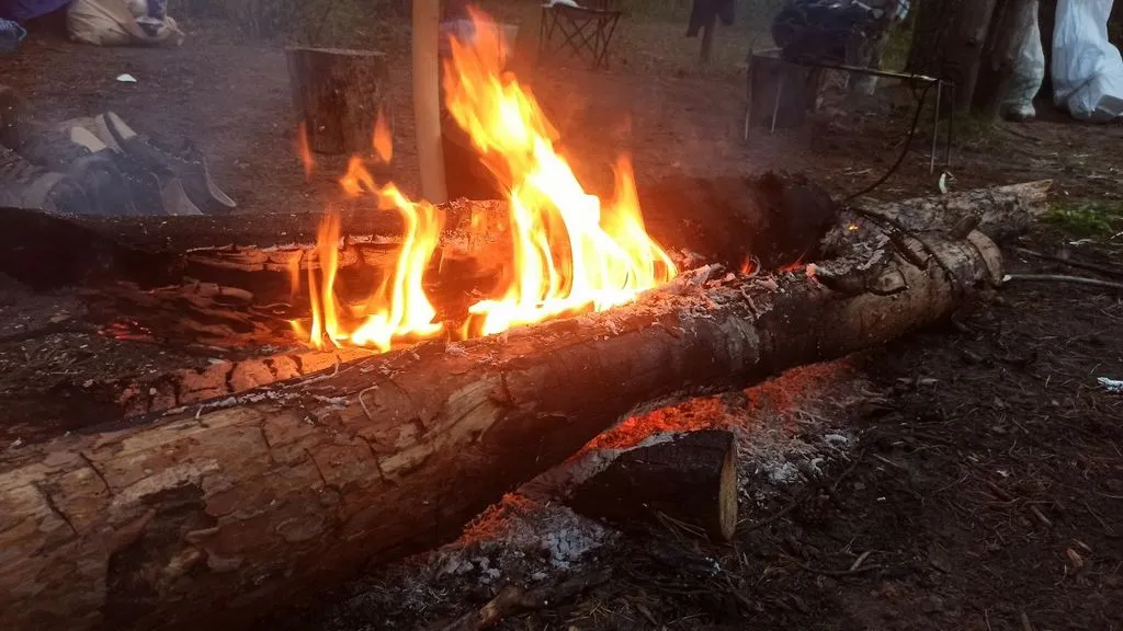 Вечер на сплаве всегда особенный — это песни, игры и общение у костра, на которое так не хватает времени в суете будней. Фото предоставлено автором статьи