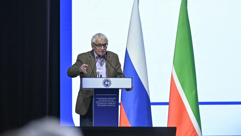 Михаил Блинкин аргументировал, почему невозможно отказаться от общественного транспорта, и рассказал, как его популяризировать. Фото: пресс-служба раиса РТ