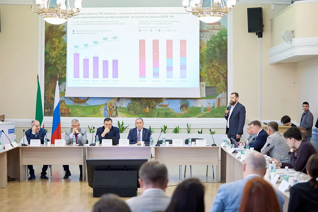  Илья Голованов отметил, что продажи жилья в новостройках падают за счет снижения количества сделок по льготным программам. Фото: ЕРЗ