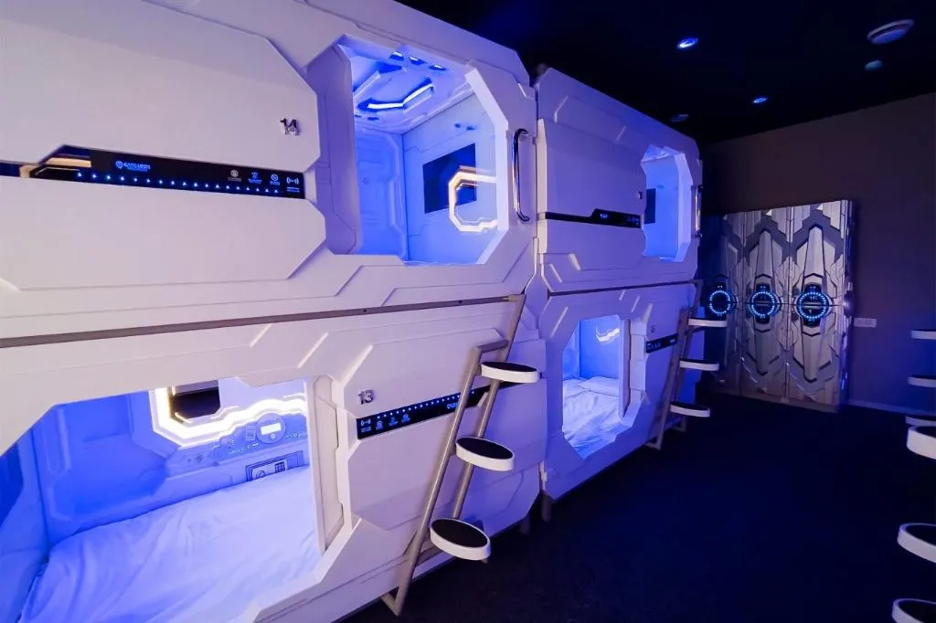 В капсуле Sky Hotel есть кровать, освещение, розетки. Фото: скай-отель.рф