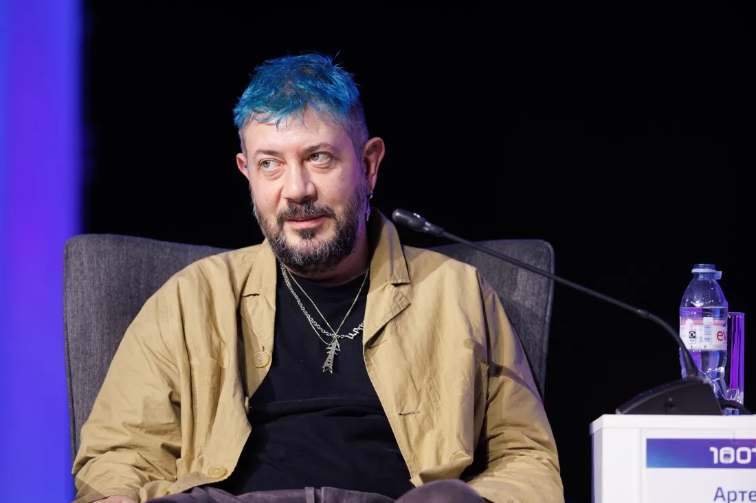 Артемий Лебедев предлагает переосмыслить подход к комфорту, перенося его из личного пространства в общественное.  Фото: пресс-служба форума 100+ TechnoBuild