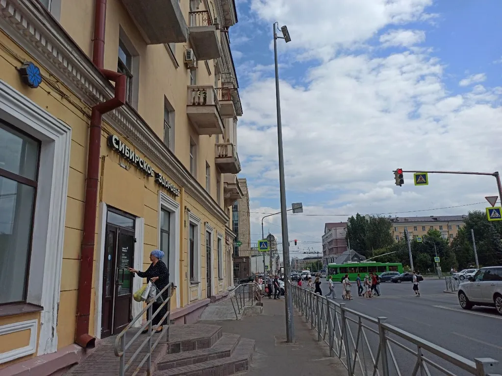 Дом находится в историческом центре города, в пешей доступности - театр им. В.И. Качалова, Театр оперы и балета им. М. Джалиля, театр Г. Камала, консерватория, филармония.