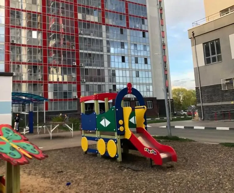 Вот так выглядит детская площадка в жилом комплексе