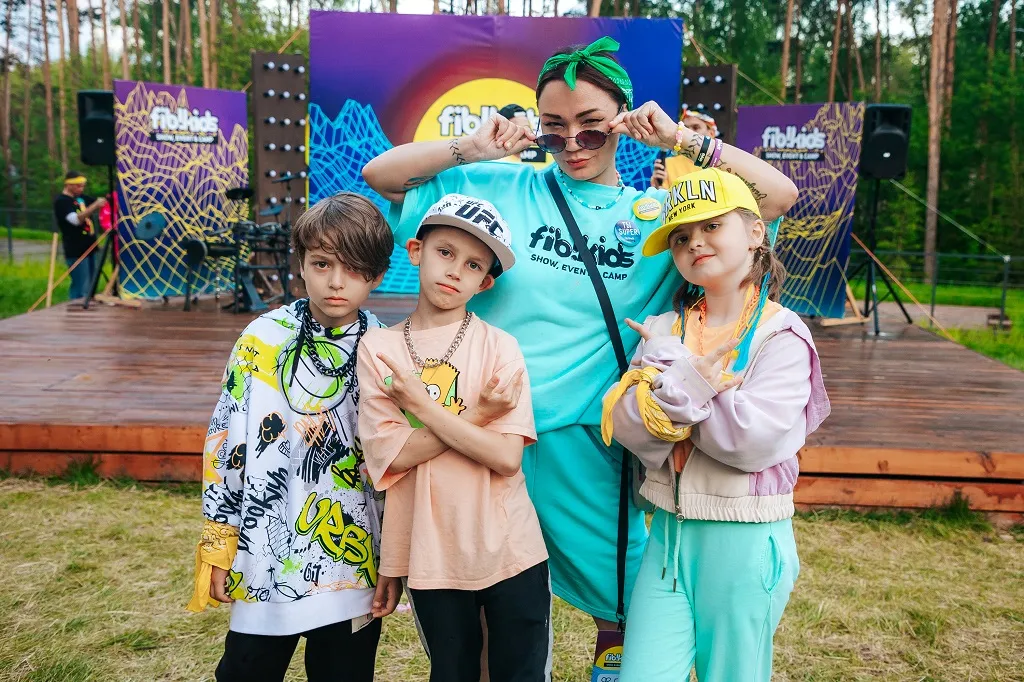 Основательница Fibikids Camp Юлия Новицкая до 2020 года занималась детскими праздниками, а потом объединила аниматоров и организовала собственный лагерь. Сейчас она работает с детьми как педагог.