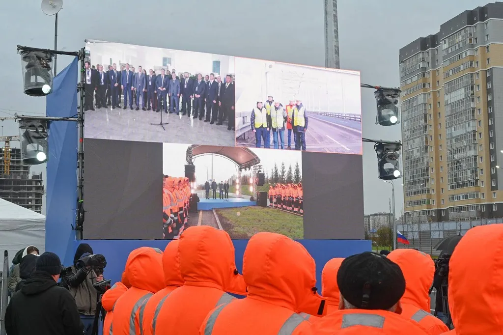 Открытие тракта проходило в режиме видеоконференцсвязи в рамках Всероссийского съезда работников дорожного хозяйства «Дорога-2023» в Грозном, так что была организована прямая трансляция из Казани и Архангельской области. Фото: пресс-служба Раиса РТ