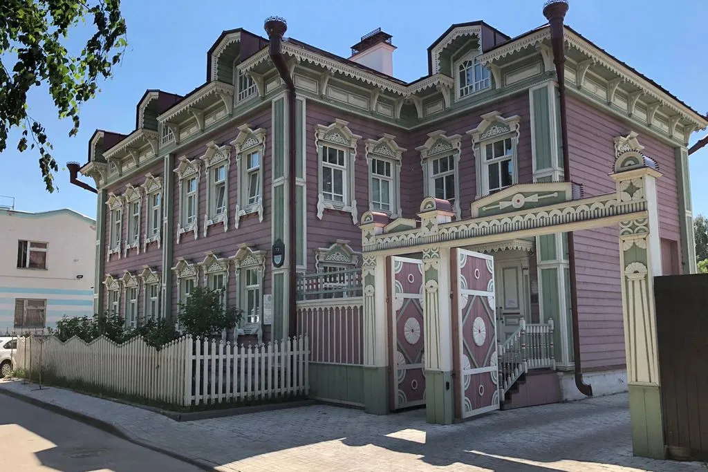 Производство и шоурум бренда расположены в доме Сафы Бахтеева на ул. Тукая, 72. Это исторический квартал города, сохранивший самобытность и восточный колорит. Фото предоставлено BURO BANU