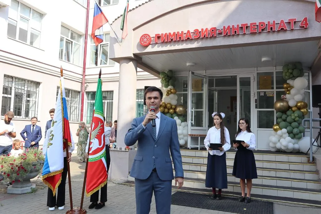 В 2020 году гимназию возглавил преподаватель английского языка, педагог с 20-летним опытом Алмаз Ризатдинов.