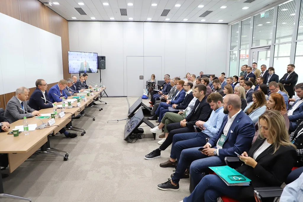 Представитель ФАУ «РОСДОРНИИ» Виталий Миронюк рассказал, что среднее время цифровой трансформации сети автомобильных дорог составит на дорогах федерального значения 210 лет, регионального или межмуниципального значения — 1866 лет, местного значения — 3586 лет. Фото: minstroy.tatarstan.ru
