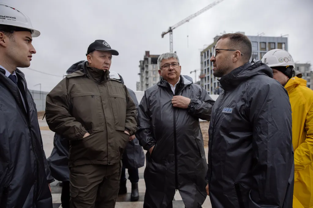 Министр строительства РТ Марат Айзатуллин, глава Зеленодольского района Михаил Афанасьев и владелец ГК ТОЧНО Николай Амосов на стройплощадке ЖК «Васильевский остров». Фото: ГК ТОЧНО
