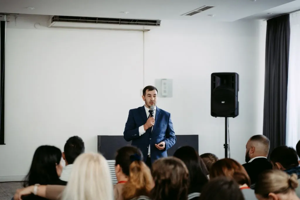 «80% всех существующих в бизнесе проблем связано с коммуникацией», — уверен Наиль Хафизов. Фото: пресс-служба форума