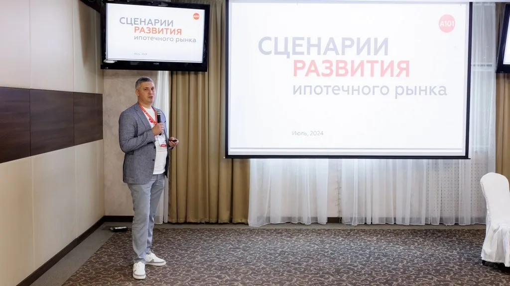 Рустам Азизов из «А101» предложил разработать молодежную ипотеку, которой могли бы воспользоваться молодые специалисты в возрасте до 30 лет. Фото предоставлено организаторами бизнес-завтрака