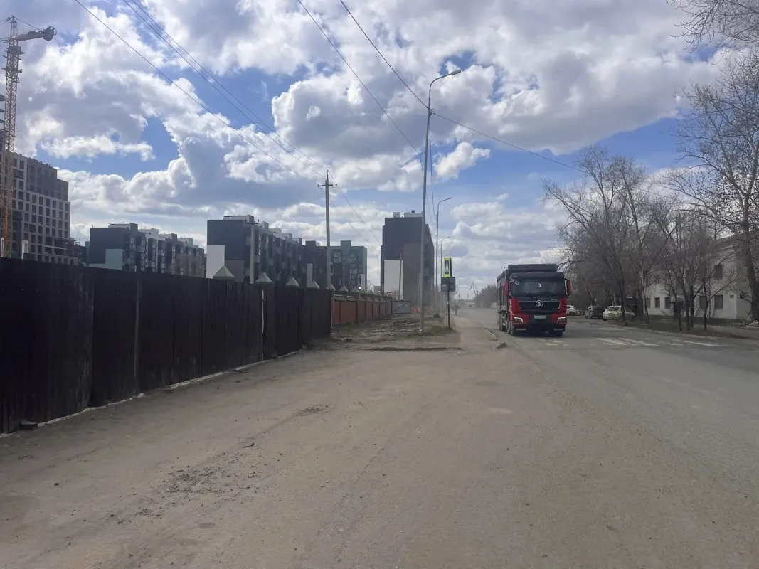 По соседству с ЖК «Живи на Портовой» идет строительство 13 домов. Шум от крупной техники и пыль — минусы развивающейся локации. Фото предоставлено героем статьи