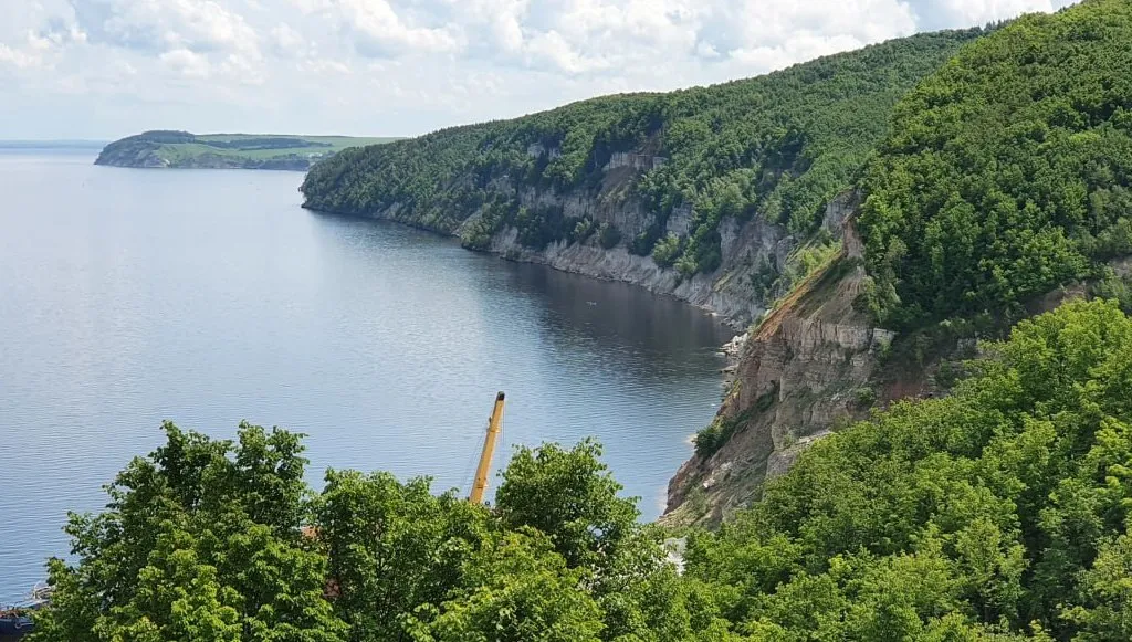 В августе планируют открыть спуск с горы Лобач на пляж. Фото: Урбан Медиа