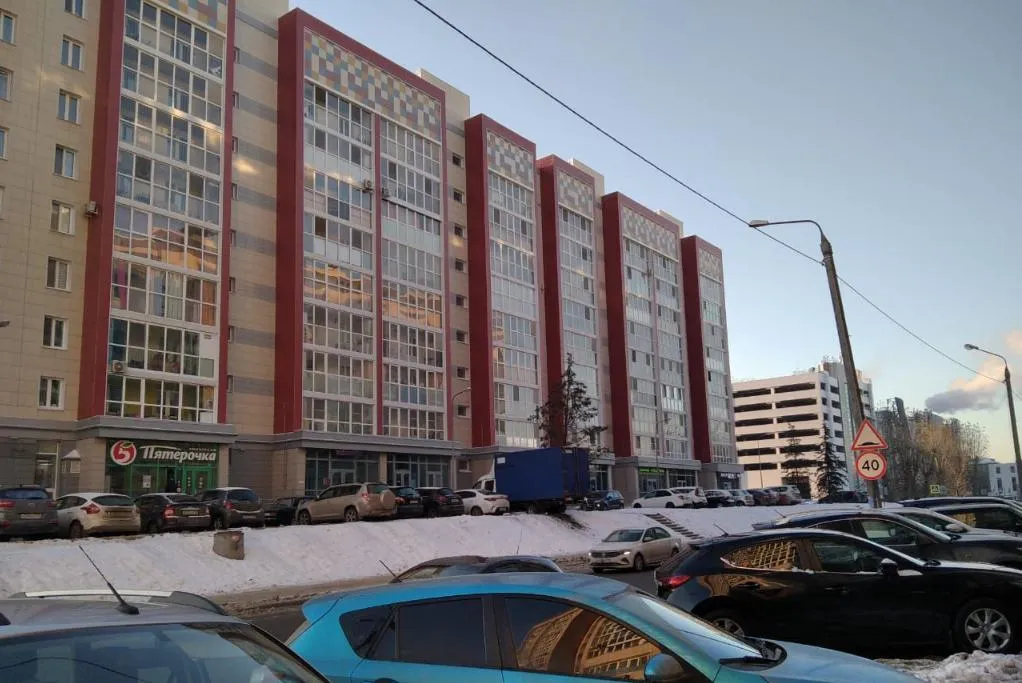 Возле ЖК есть магазины, но не хватает кафе, баров, ресторанов.