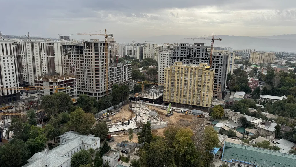 Душанбе, столица региона, сегодня больше похож на огромную строительную площадку. Фото: Александр Сафронов