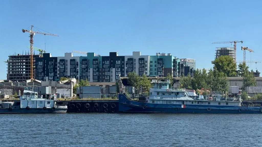 У горожан будут востребованы точки притяжения у воды, особенно в теплое время. Зимой можно создать оборудованную освещенную лыжню вдоль Волги и безопасный каток на льду. Фото: Урбан Медиа