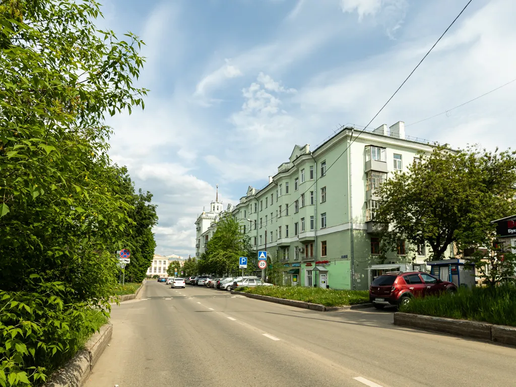 Утопают в зелени не только поселки, но и вся старая часть застройки. А вот ближе к промзонам ситуация меняется. Фото: Урбан Медиа