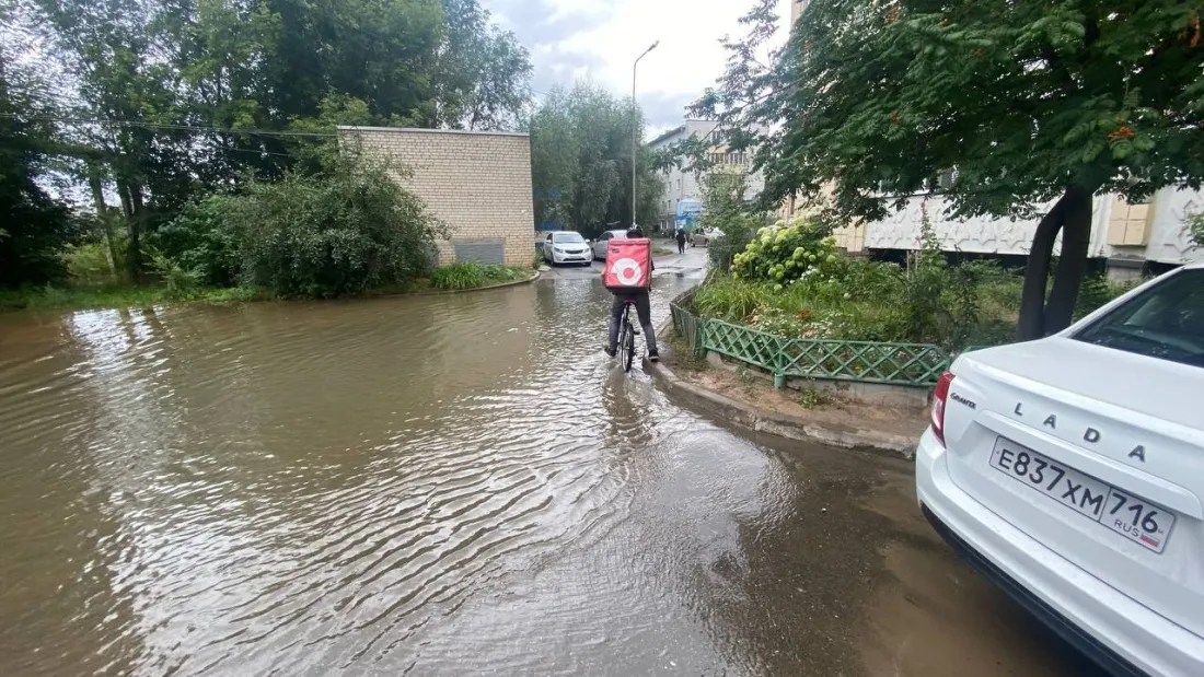 Трубы лопаются, водой заливает и подвалы, и двор, следом выходит из строя канализация. Вода и стоки скапливаются в подвалах, как результат — постоянная сырость, мошки и зловонные запахи. Фото предоставлено героями статьи