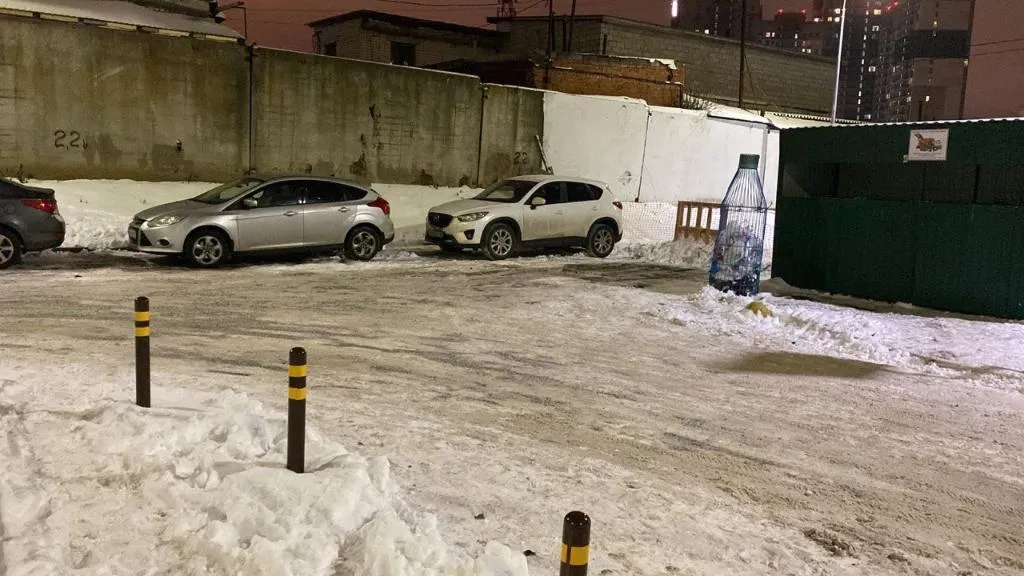 Заехать в жилой комплекс и выехать из него можно только по одной дороге, где постоянно пробки, потому что там паркуют автомобили.