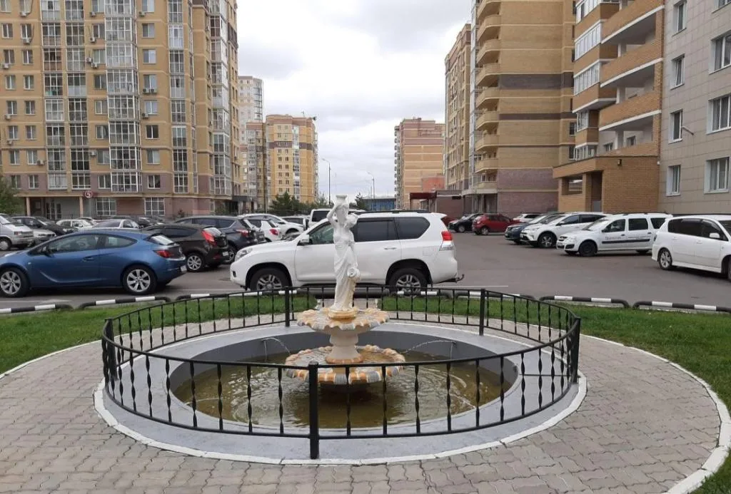 Управляющая компания в доме работает идеально: зимой до асфальта вычищает снег и быстро реагирует на все наши запросы.
