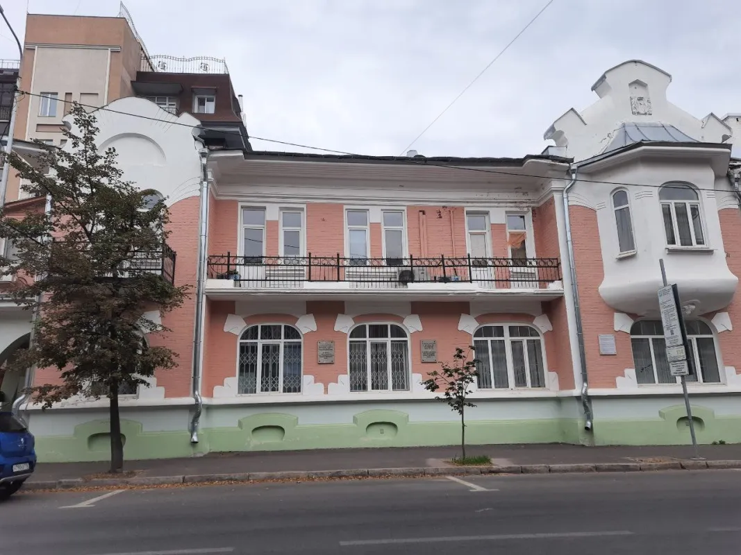 Раньше в доме на Муштари жили известные татарские писатели, а сейчас здесь поликлиника. Фото: Урбан Медиа