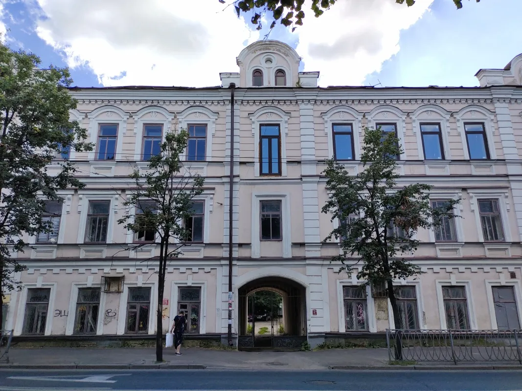 Трехэтажный дом столетний давности до сих пор жилой. Фото: Урбан Медиа