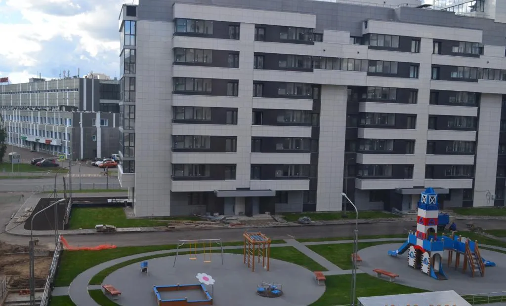 Во дворе жилого комплекса есть небольшая детская площадка.