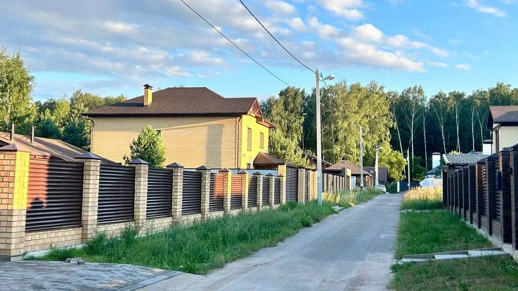 Жители “Золотых ключей” не сдаются и продолжают бороться за безопасность и комфортные условия проживания в поселке, обивая пороги инстанций разного уровня. Фото: Урбан Медиа 