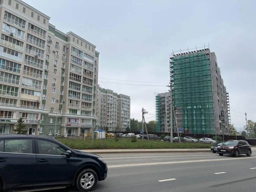 Удобно, что в ЖК уже есть вся развитая инфраструктура. Но не хватает парковки, и новый дом стоит прямо у дороги. 