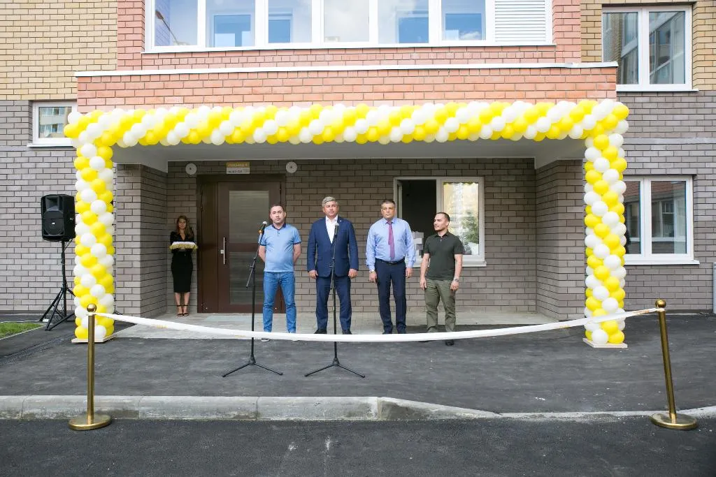На новоселье первых жильцов в ЖК Радужный-2 в 2020 году приехал директор ТСИ и руководитель Зеленодольского района. 