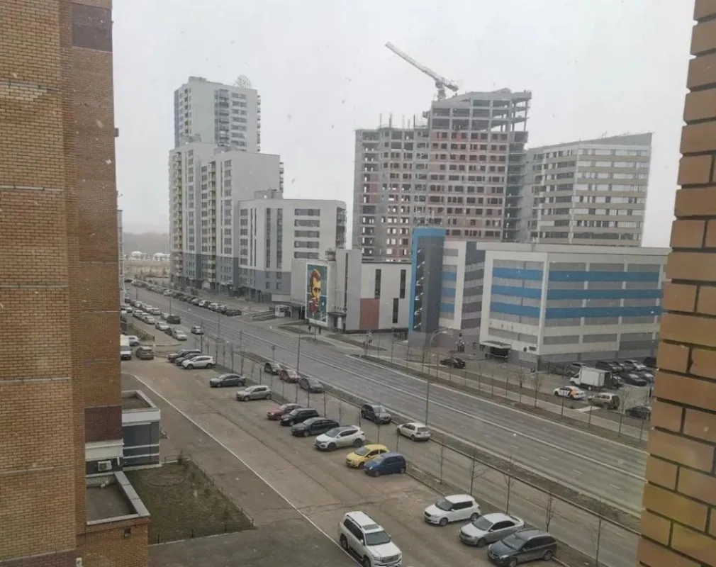 Окна Тимура Мингазова выходят на дорогу, оттуда видно новый строящийся комплекс.