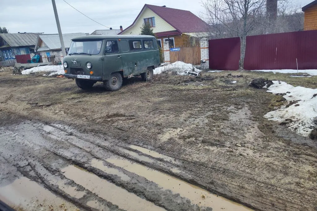 Дорога к деревне грунтовая, и в межсезонье или в непогоду раскиселивает ее будь здоров. Фото предоставлено автором статьи