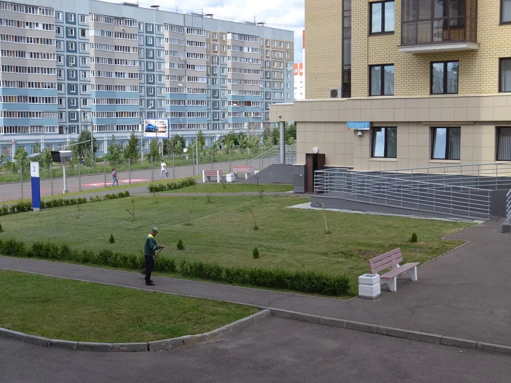 Общежитие находится в Приволжском районе, до университета приходится добираться в среднем около часа.