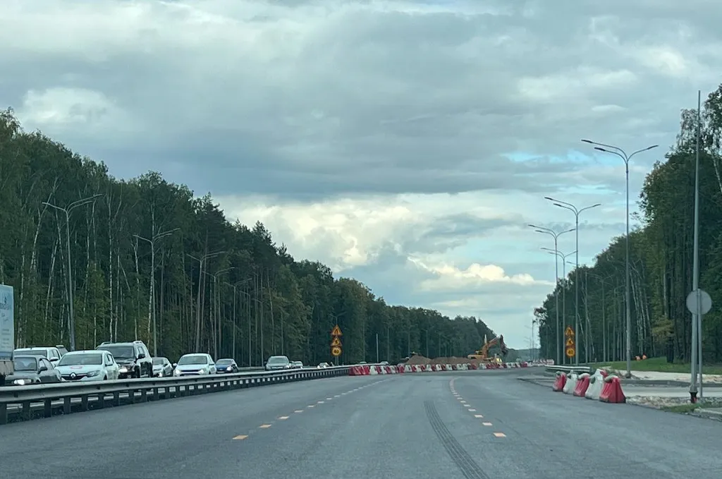 Ежедневно по Горьковскому шоссе выезжают тысячи жителей, чтобы доехать до рабочего места в столице РТ. Фото: Урбан Медиа