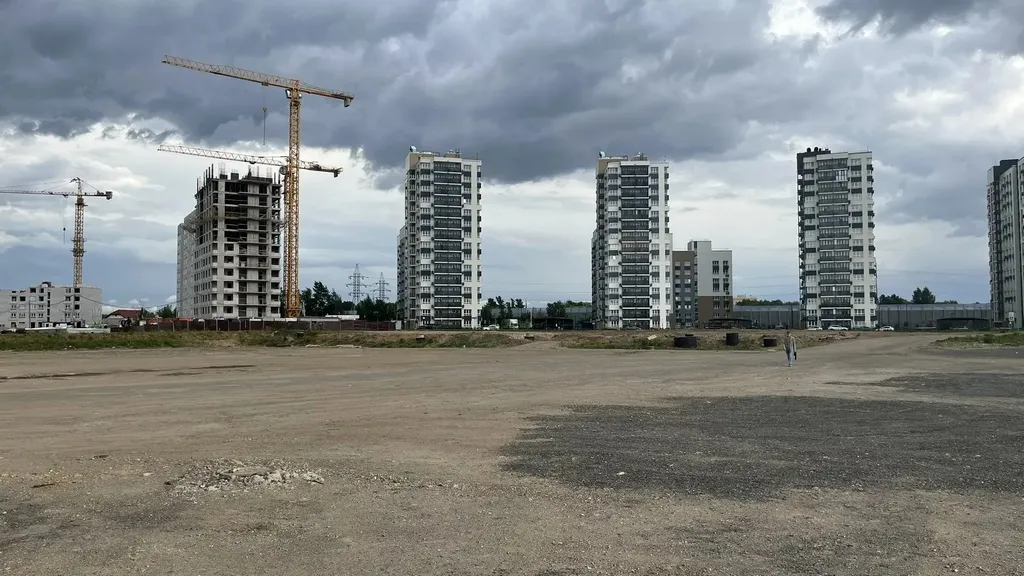 Сейчас жителям ЖК «Династия» не хватает удобных тротуаров и выездов с территории комплекса. Фото предоставлено героем статьи