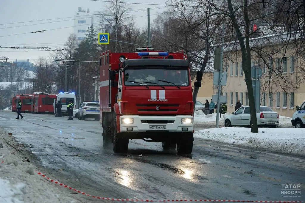 Спустя несколько минут увидели, что к дому подъезжают сразу несколько пожарных машин, а также полиция и медики. Фото: ИА Татар-информ, Салават Камалетдинов