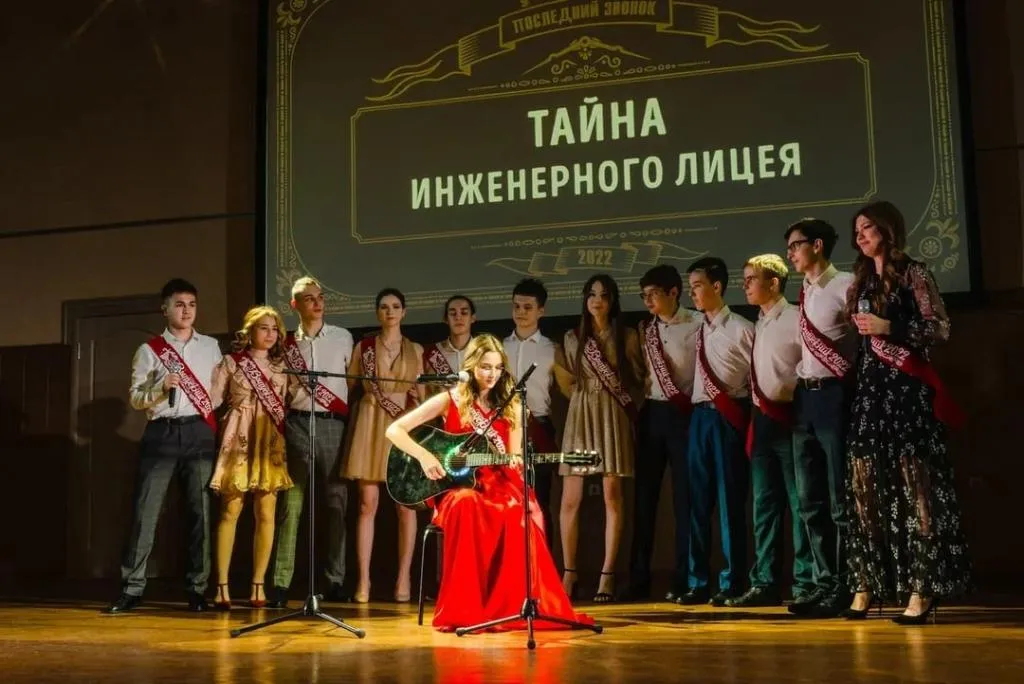 В лицее нет спортивного зала, но в этом им помогает справляться КАИ. Университет любезно предоставляет свое помещение для занятий лицеистам.