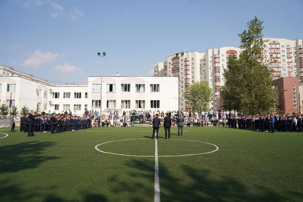 В здании лицея нет спортивного и актового залов, поэтому часто физкультура проходит на улице.