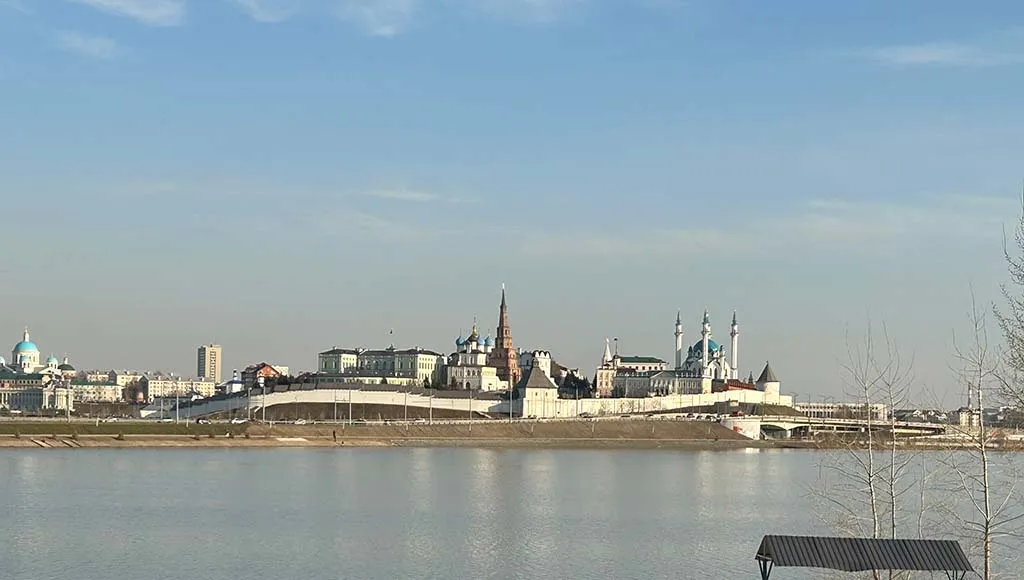 Пляж «Нижнее заречье» находится у подножья Кремлевской дамбы в Московском районе на правом берегу Казанки. Из явных плюсов этого места отдыха — развитая инфраструктура. Фото: Урбан Медиа